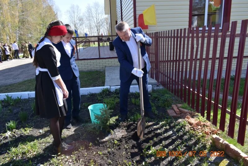 Александровское сельское. Деревенский садик. Александровка Комсомольский район Чувашской Республики. Сад памяти. Дом в деревне с садом.