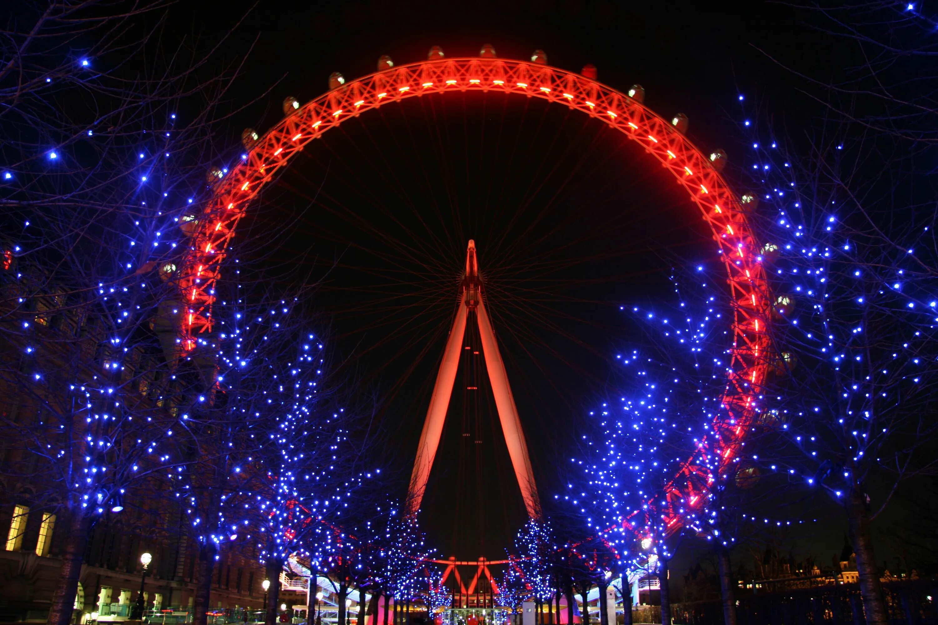 One of the london s. Лондонский глаз. Лондонское колесо обозрения. «Лондонский глаз» (London Eye) сбоку. Великобритания колесо обозрения иллюминация.