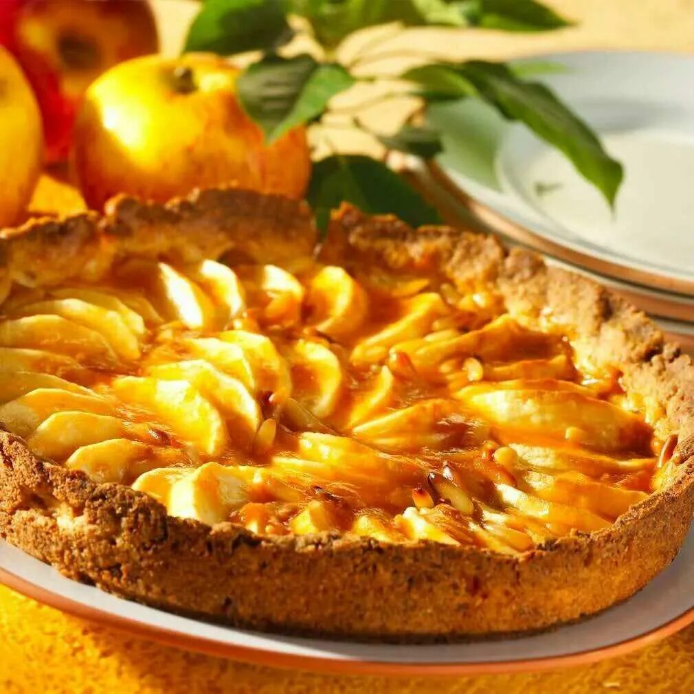 Нежный пирог с яблоками. Открытый яблочный пирог. Осень яблочный пирог. Пирог с яблоками в духовке. Пирог с яблоками в духовк.