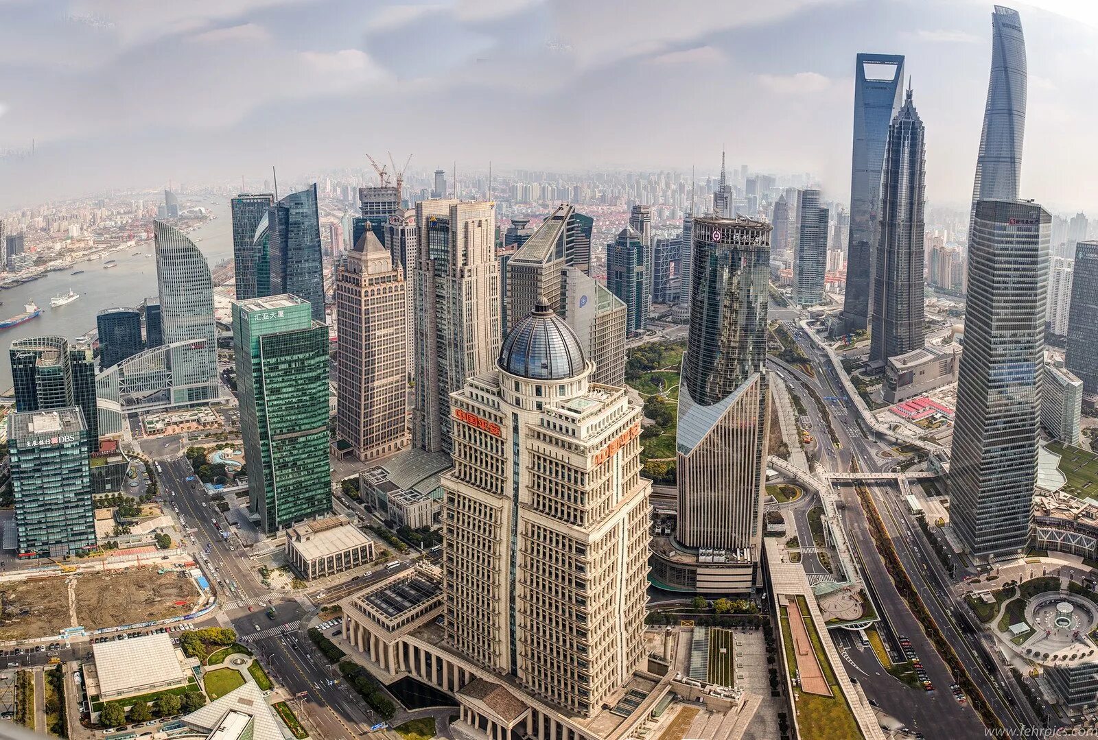 Шанхай небоскребы. Высотки Шанхая Шанхай. Шанхай небоскребы 2021. Broadway Mansions – первый небоскреб Шанхая.