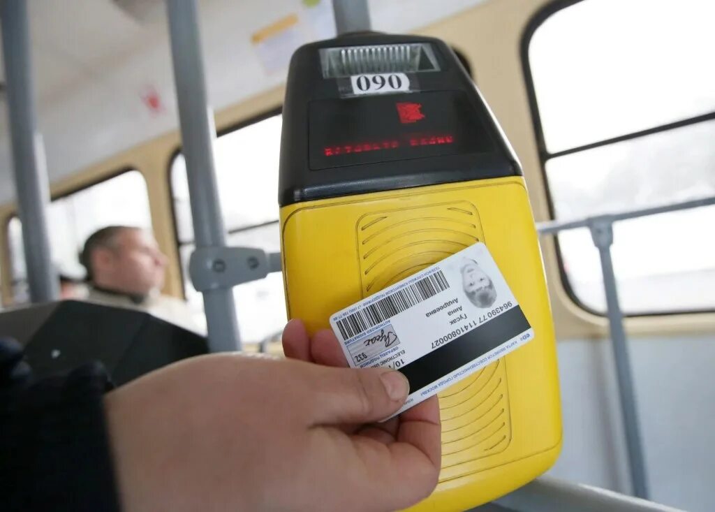 Проезд в социальном автобусе. Социальная карта автобус. оплата картой в транспорте. оплата картой в автобусе. социальная карта транспортная в автобусе.