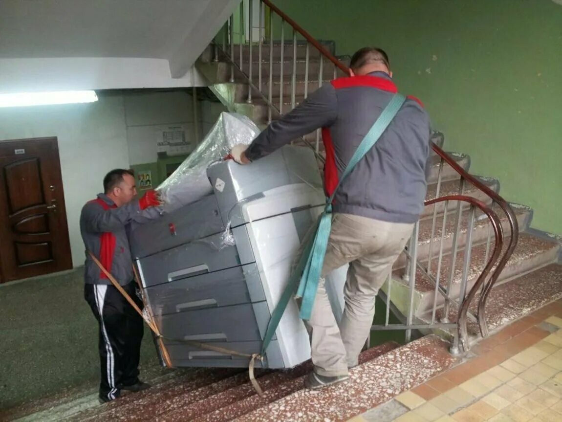 Грузчик. Подъем мебели на этаж. Подъём шкафа на этаж. Грузчики подъем стройматериалов. Грузчики подъем стройматериалов.