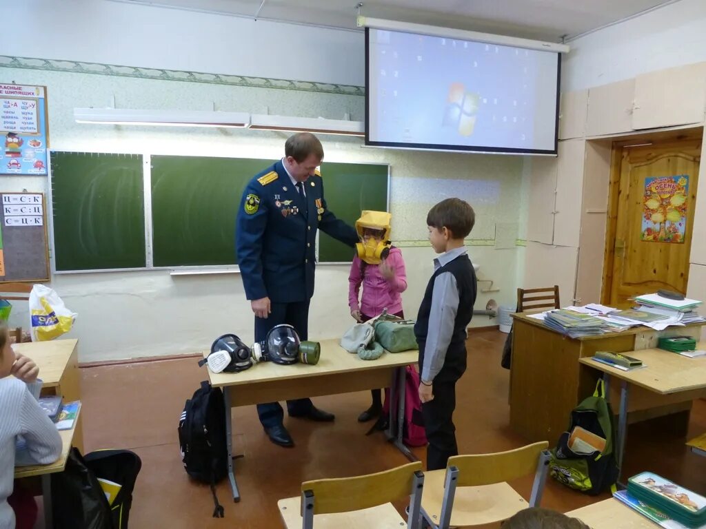 Всероссийский урок обж в доу. Урок гражданской обороны в школе. Занятия по гражданской обороне в школе. Гражданская оборона урок. Урок по гражданской обороне в школе.