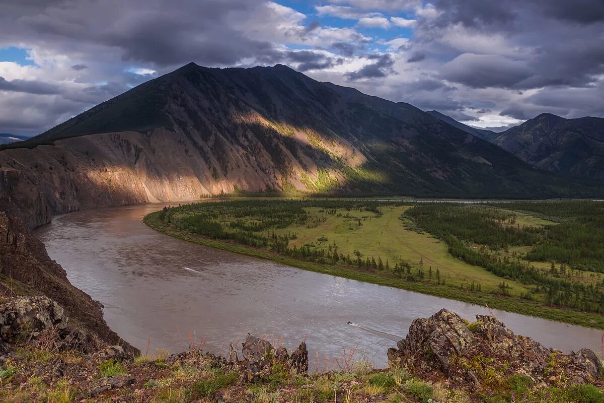 Экологические восточной сибири. Река Индигирка Якутия. Северо Восточная Сибирь река Индигирка. Река Колыма Якутия.