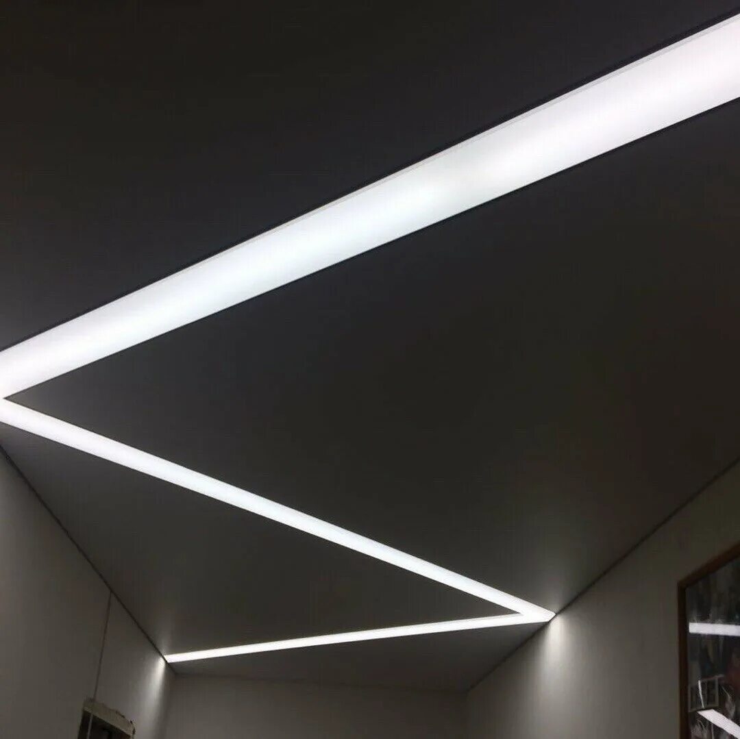 линия под потолком. световые линии для натяжного. подвесные потолки со световыми линиями. линия под потолком. световые линии на потолке в прихожей.