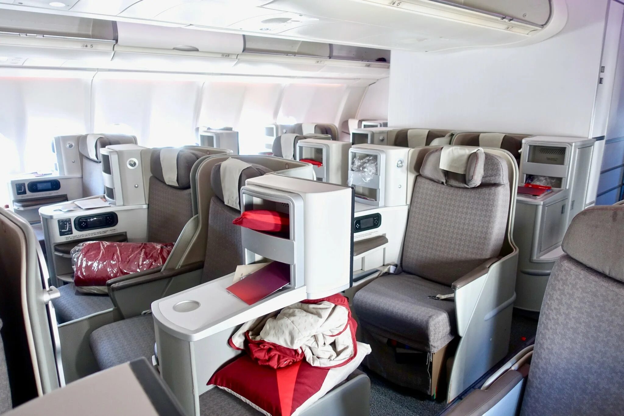 Conviasa бизнес класс. Бизнес самолет. Singapore airlines первый класс. Недорогой бизнес класс. Swiss international airlines бизнес класс.