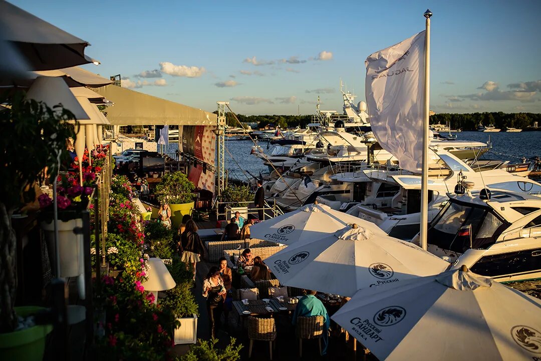 Роял яхт клуб москва. Яхты водный стадион. Royal yacht club москва. Яхта в москве. Роял яхт клуб москва.