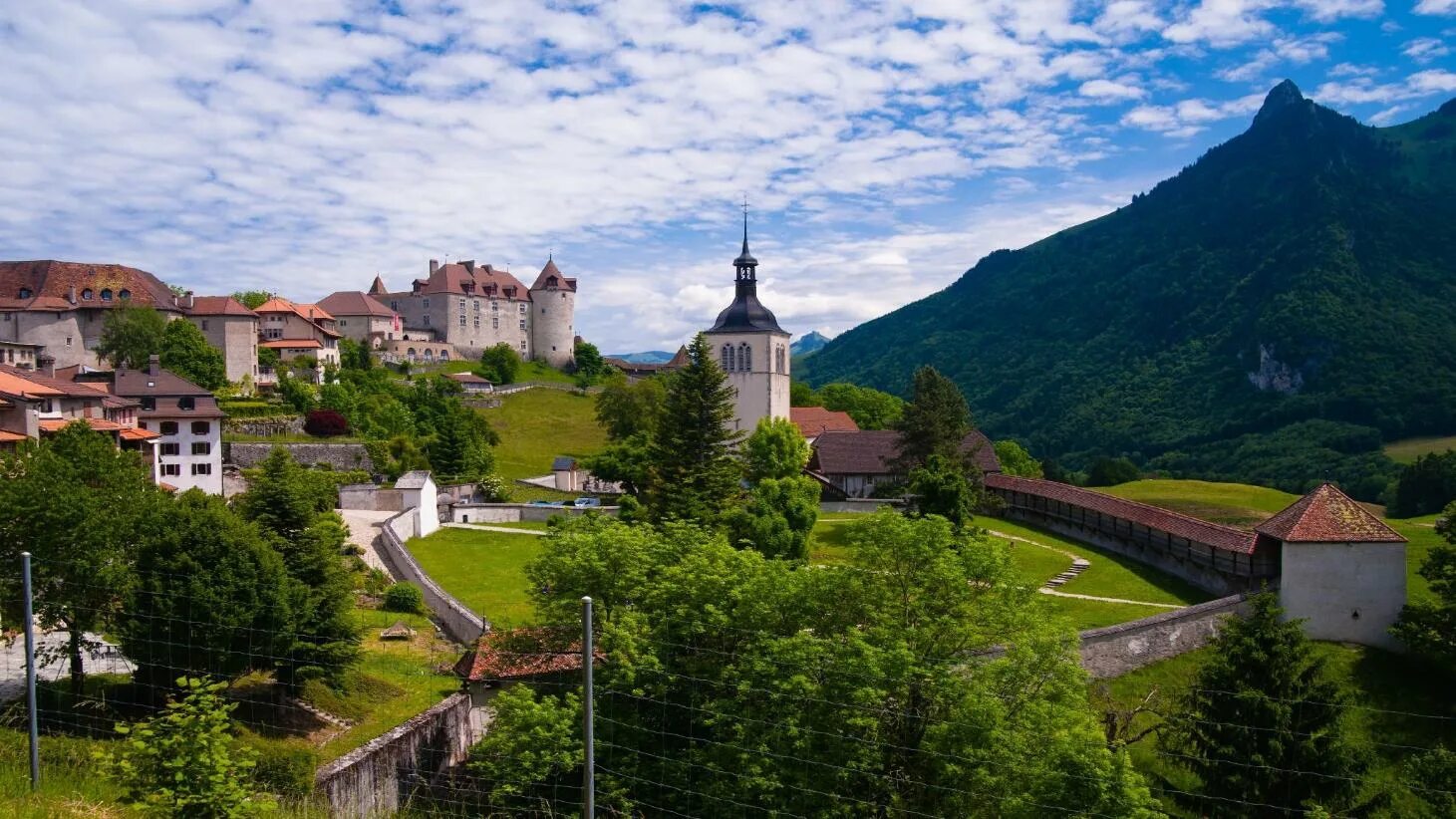 Das schweiz. Деревня Грюйер Швейцария. Городок Грюйер Швейцария. Замок Грюйер в Швейцарии. Озеро Грюйер Швейцария.