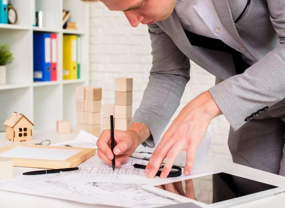 Красивые архитекторы мужчины. Молодой архитектор. Имидж архитектора. Прическа архитектора. Молодой архитектор из фильма.