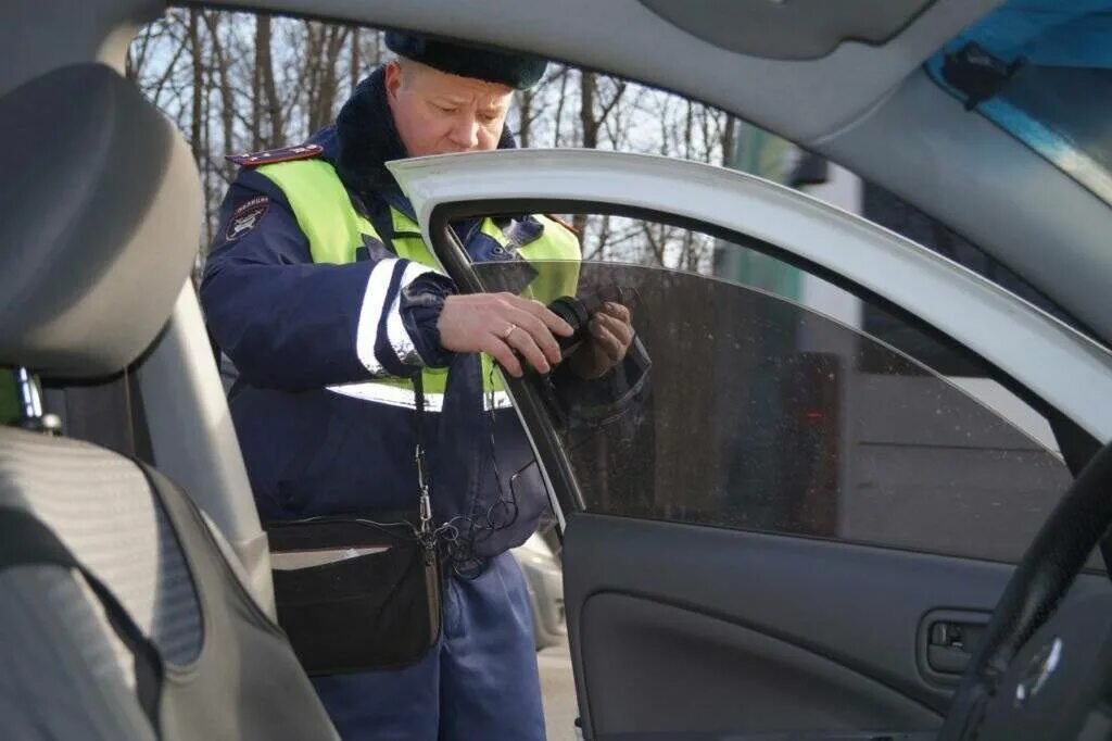 Нарушение за тонировку. Профилактическое мероприятие тонировка. Тонирование стекол автомобиля. Штраф за тонировку. ГИБДД замер тонировки.