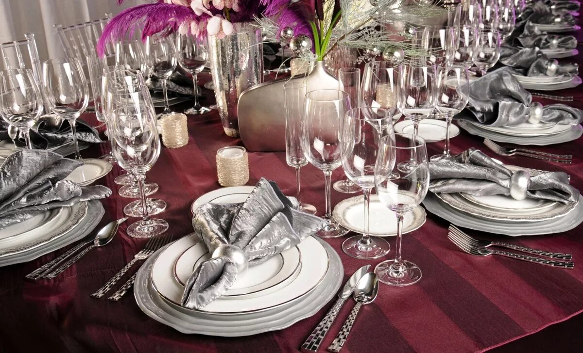 Сервировка праздничного стола. Классическая сервировка. Красивая посуда для сервировки. Сервировка стола. Модная сервировка стола.