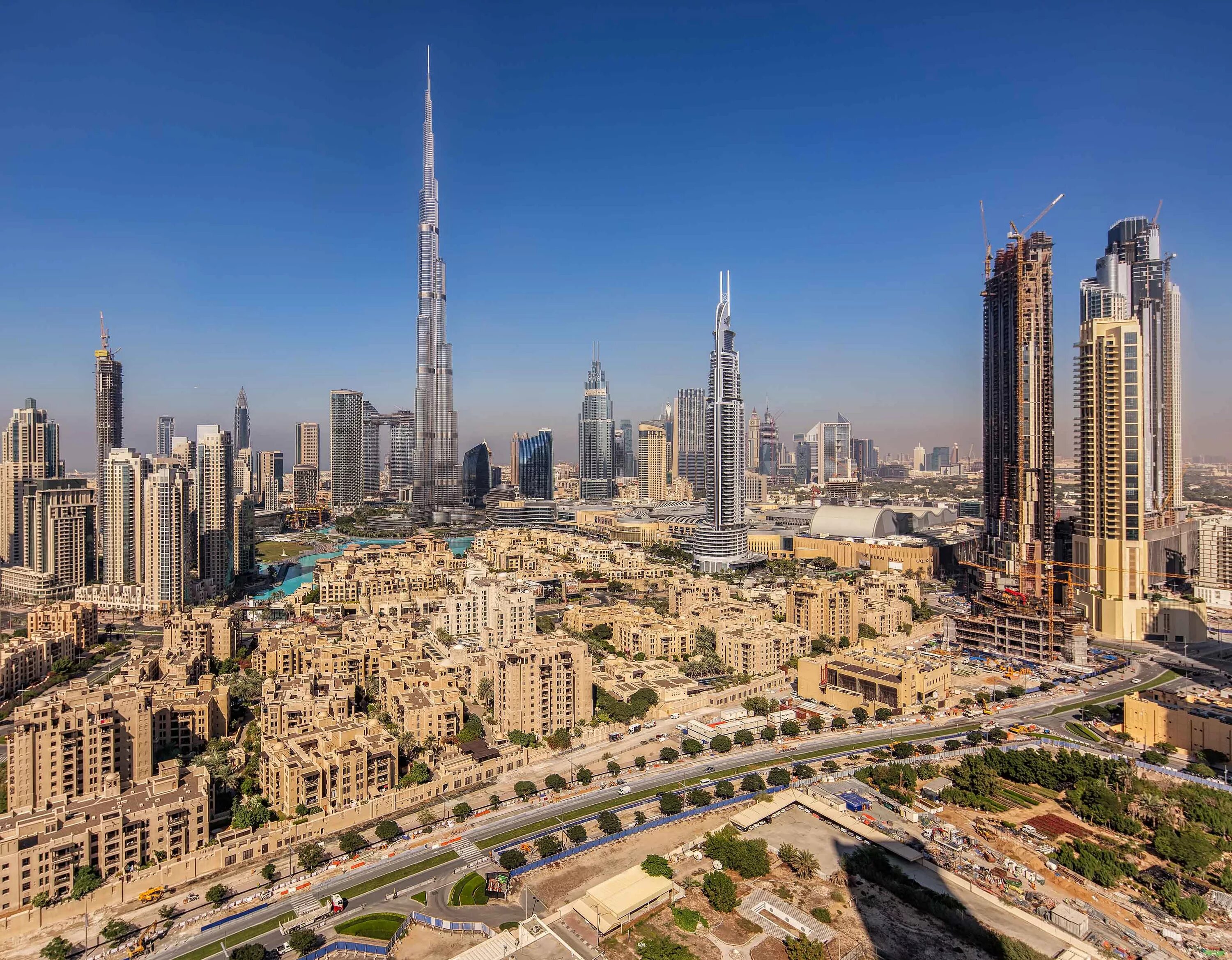 Дубай сейчас открыт. Улица Бурдж Халифа Дубая. Даунтаун Дубай. Downtown Dubai 2022. Район Downtown Dubai в Дубае.