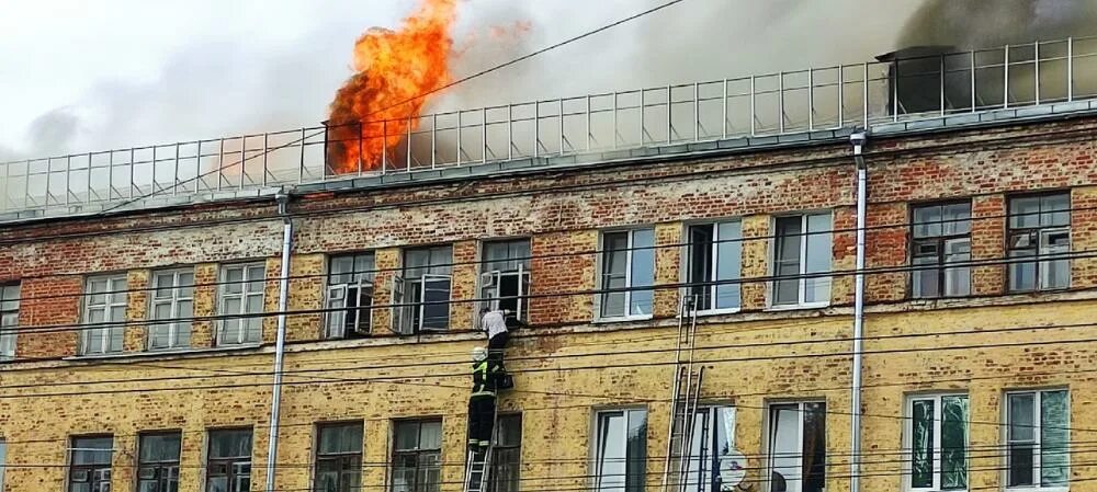 Пожар в доме. Город горит. Пожар в коврове вчера на социалистической. Пожар в коврове сейчас. Пожар в коврове вчера видео.