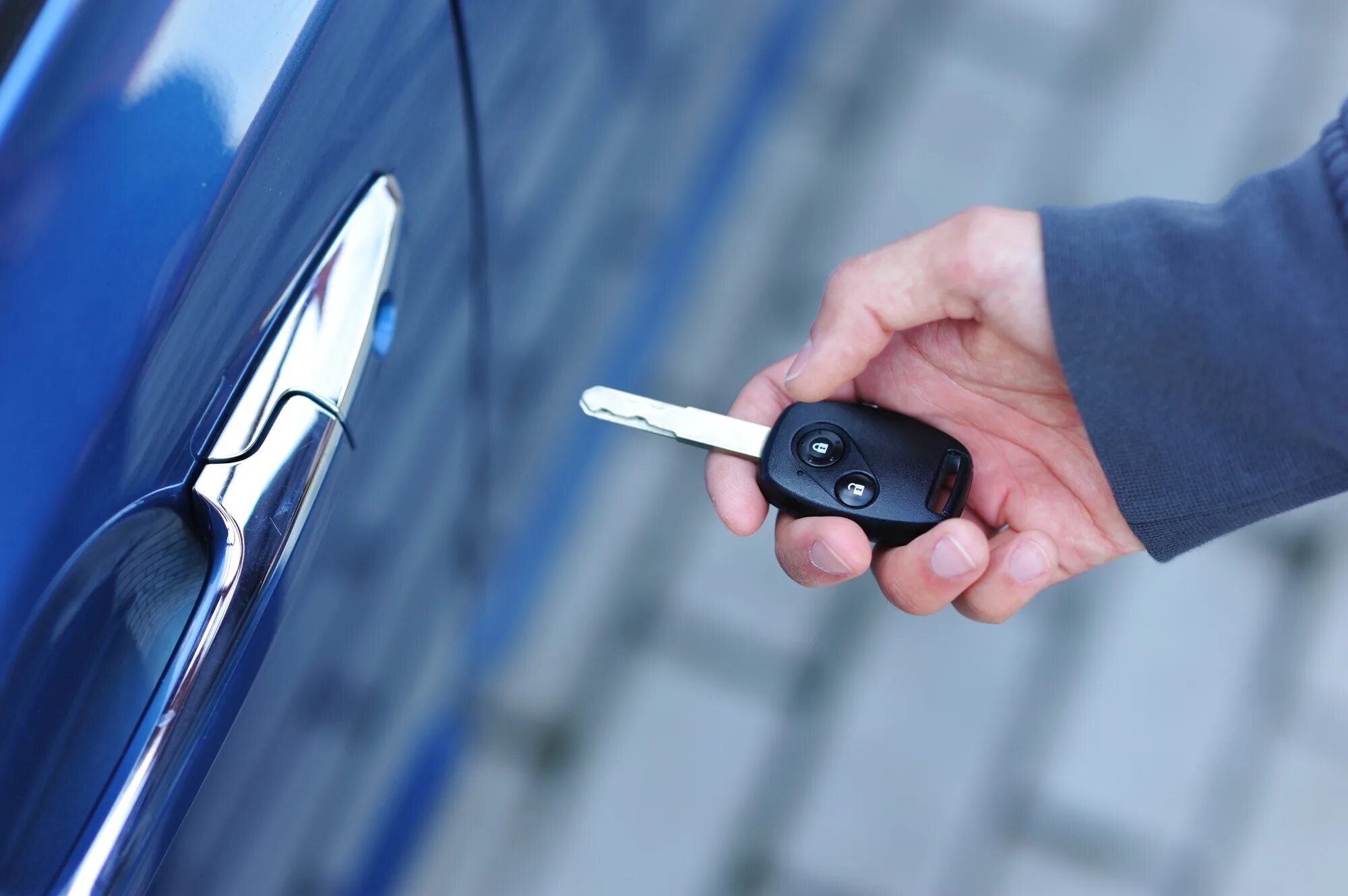 Keyed my car. Ключи для автомобиля. Ключи от автомобиля. Автомобильный ключ с чипом. Ключи от машины в руке.