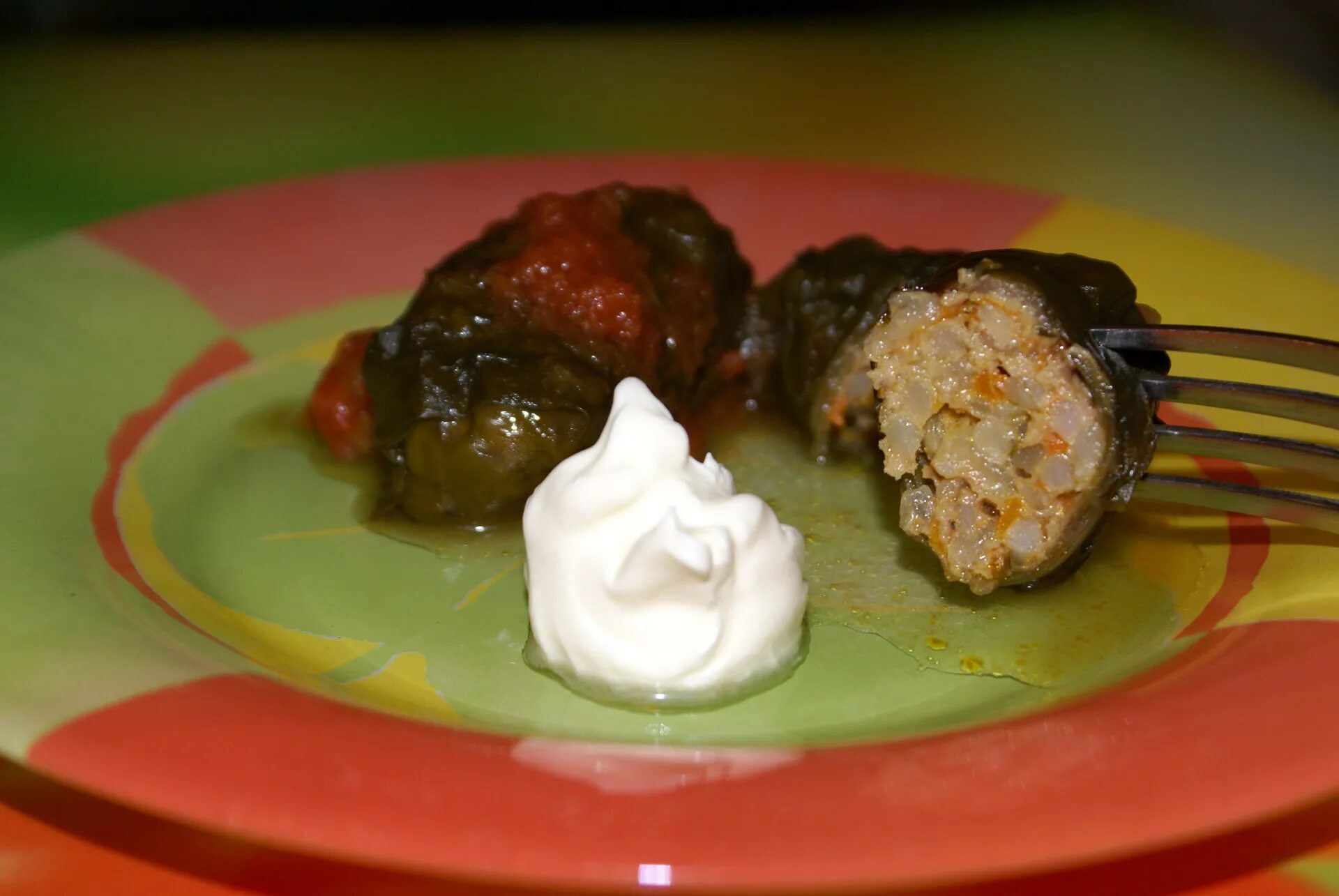 Голубцы из листьев свеклы с мясным фаршем. Долма из мангольда. мангольд голубцы. маленькие голубцы. голубцы в свекольных листьях.
