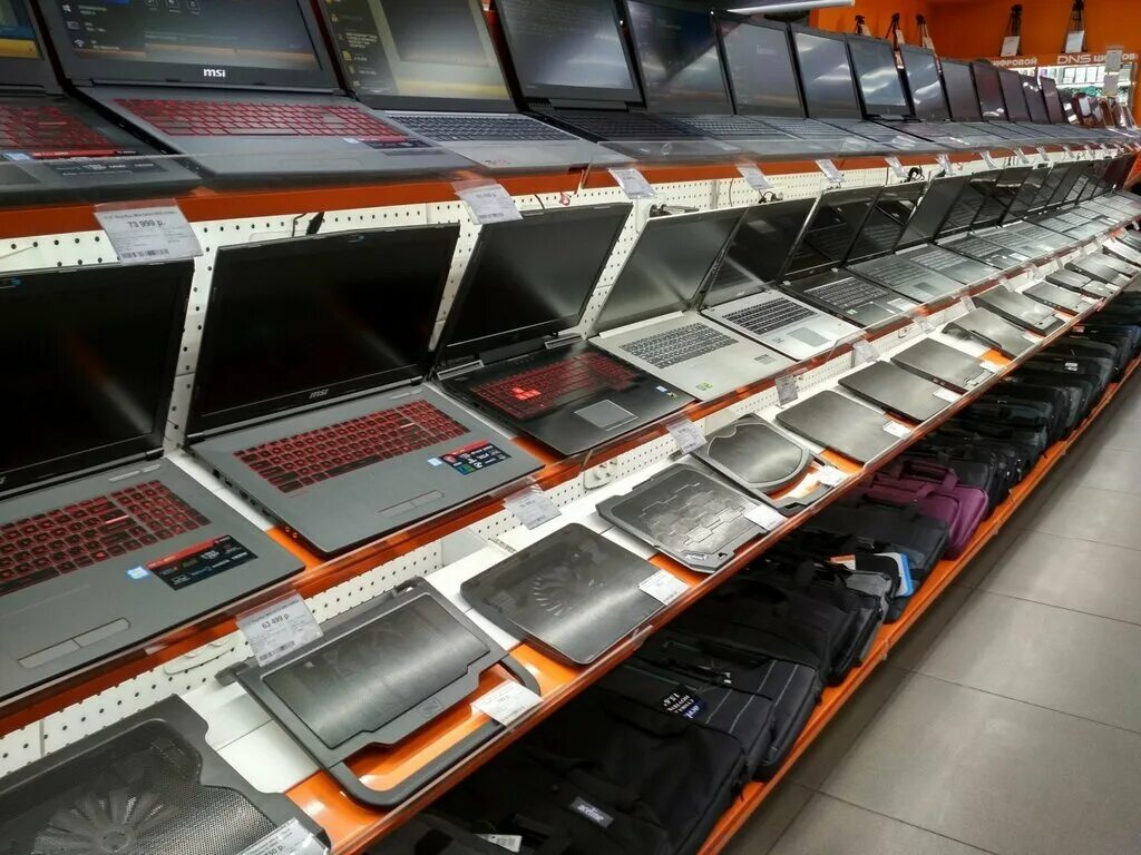 Люди в магазине электроники. Девушка в магазине бытовой техники. Магазины для покупки техники. Магазины для покупки техники. Бытовая техника для женщин.