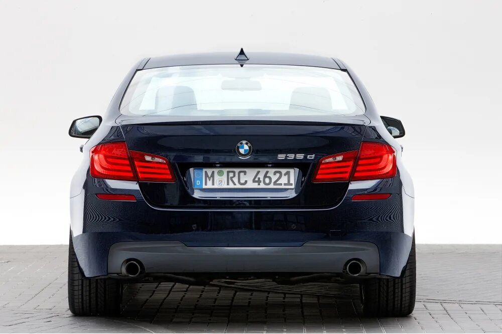 Бмв ф10 задний. Bmw f10 фонари black line. Бмв ф10 задний. Бмв ф10 задний. Бмв ф10 сзади.