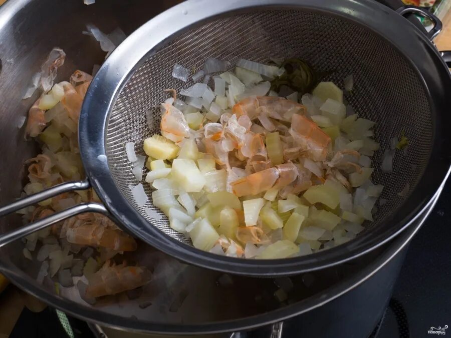 Сухой бульон креветочный. Бульон из хвостов и голов креветок. Рецепт бульона из панцирей креветок. Бульон из панцирей креветок. Креветочный бульон из панцирей.