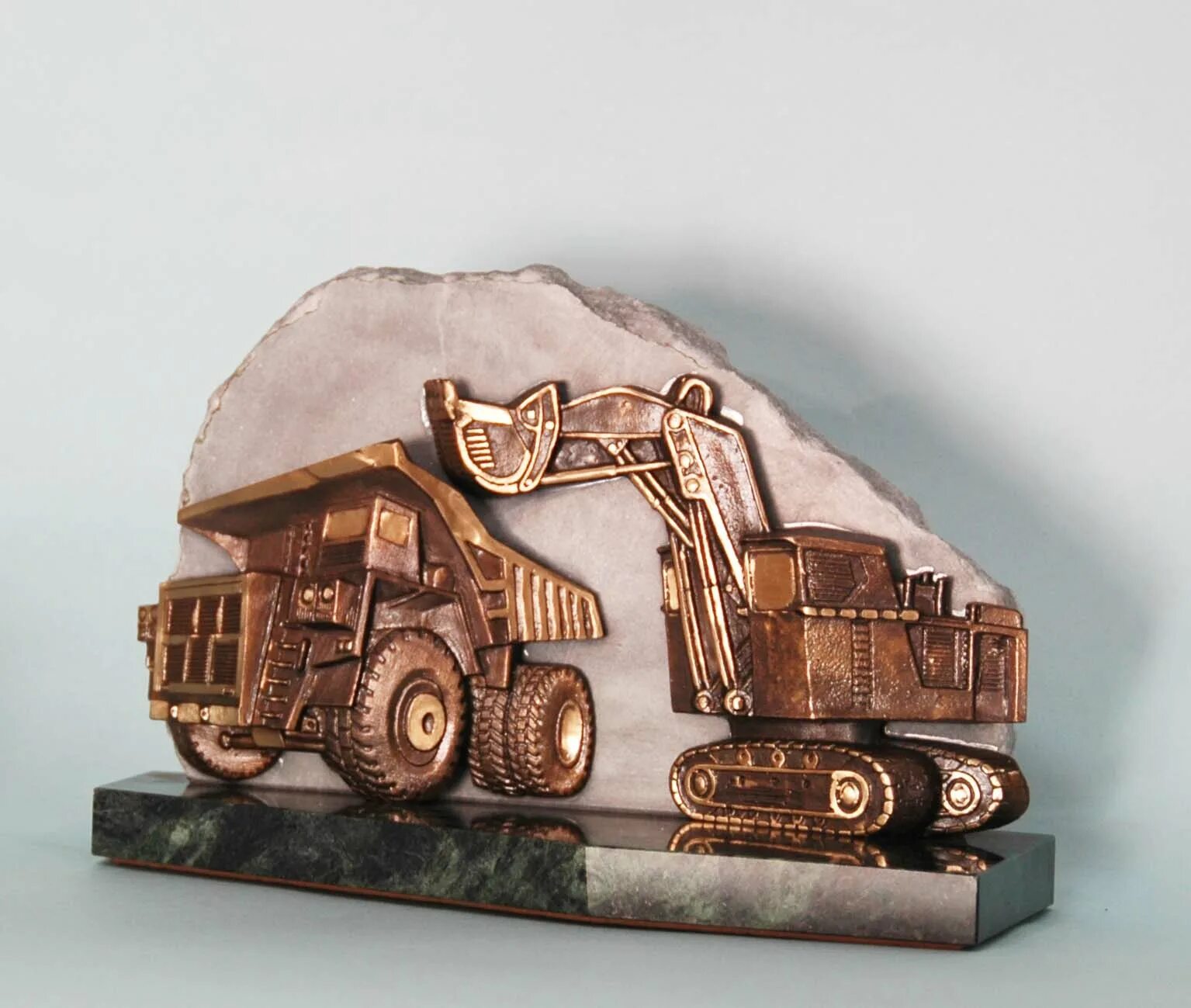 Сувениры горняк. Подарок шахтеру. Сувениры к дню шахтера. Статуэтка шахтер. Подарки корпоративные день шахтера.