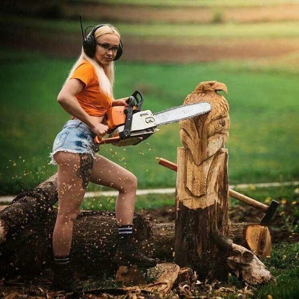 Stihl / Chainsaw Stihl. Дровосек с бензопилой штиль. Лесоруб с бензопилой. Бензопила дерево. Мужик с пилой