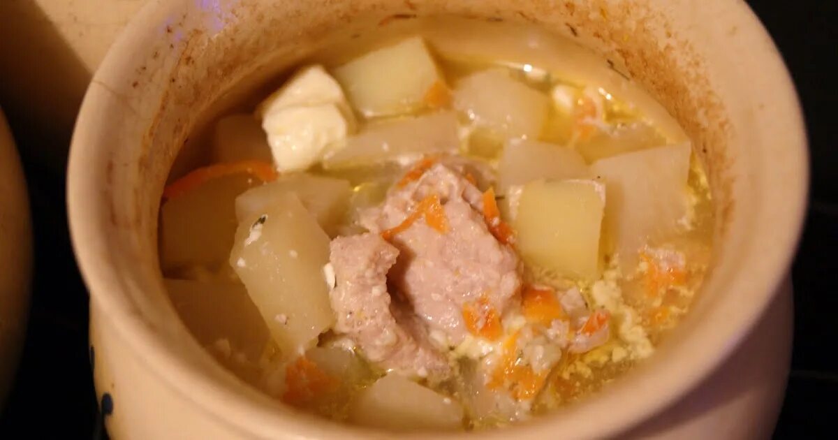 Филе индейки в горшочках. Жаркое из свинины в горшочках. Горшочки индейка с картошкой. Тушеная говядина в горшочке. Жаркое в горшочках.