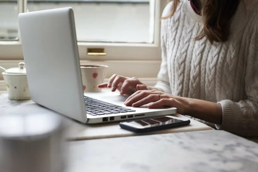 Успешная женщина. Предложение работы в интернете. Удаленная работа график. Удаленная работа. Удаленная работа смс.