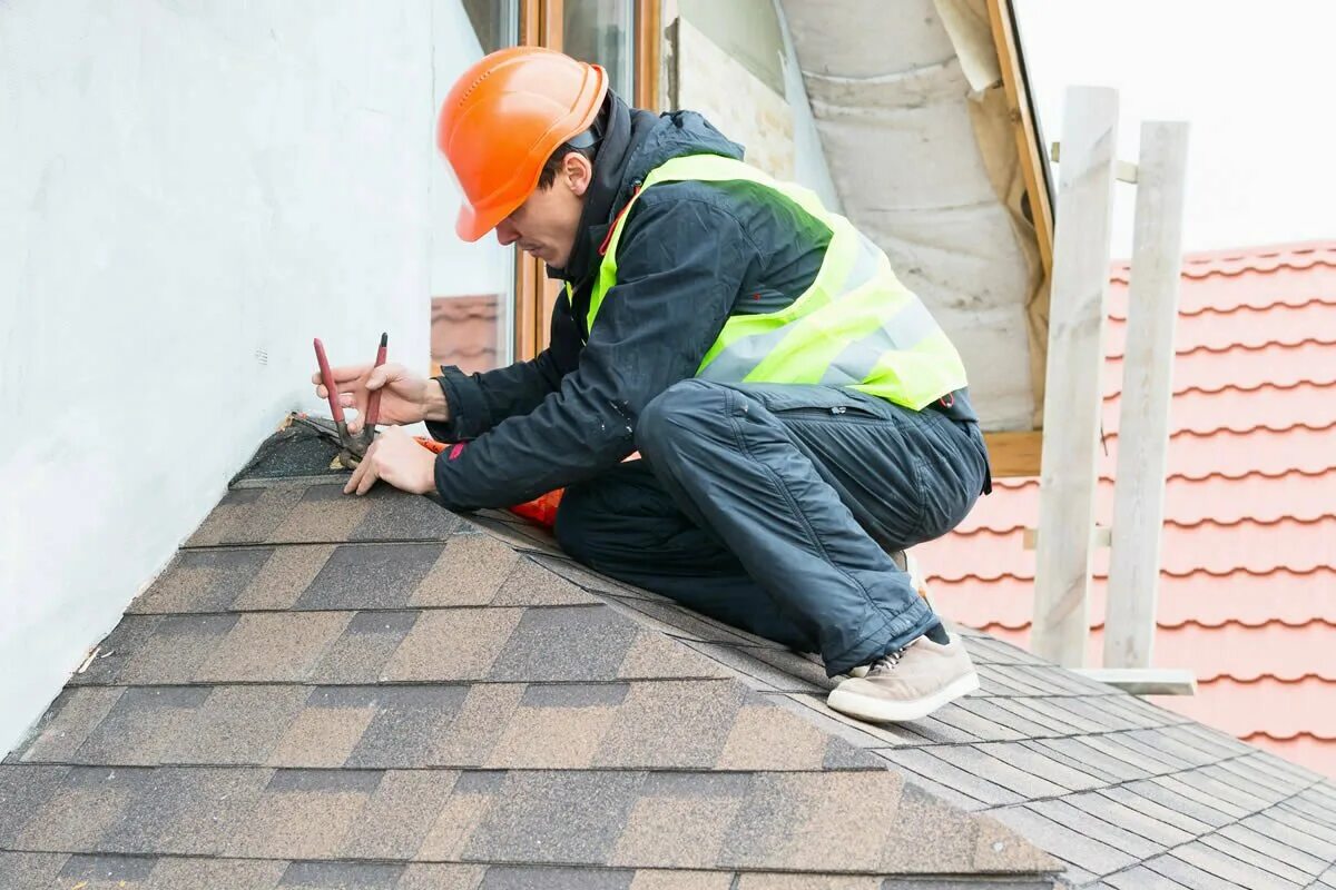 укладка кровли. капремонт крыши. кровельная гидроизоляция. работа кровельщиком по мягкой кровле в москве. укладка кровли.