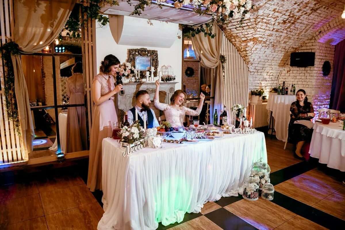 Свадебный банкет зал. В каком ресторане отметить свадьбу. Кафе буржуй на бауманской. Празднование свадьбы. Ресторан для свадьбы.