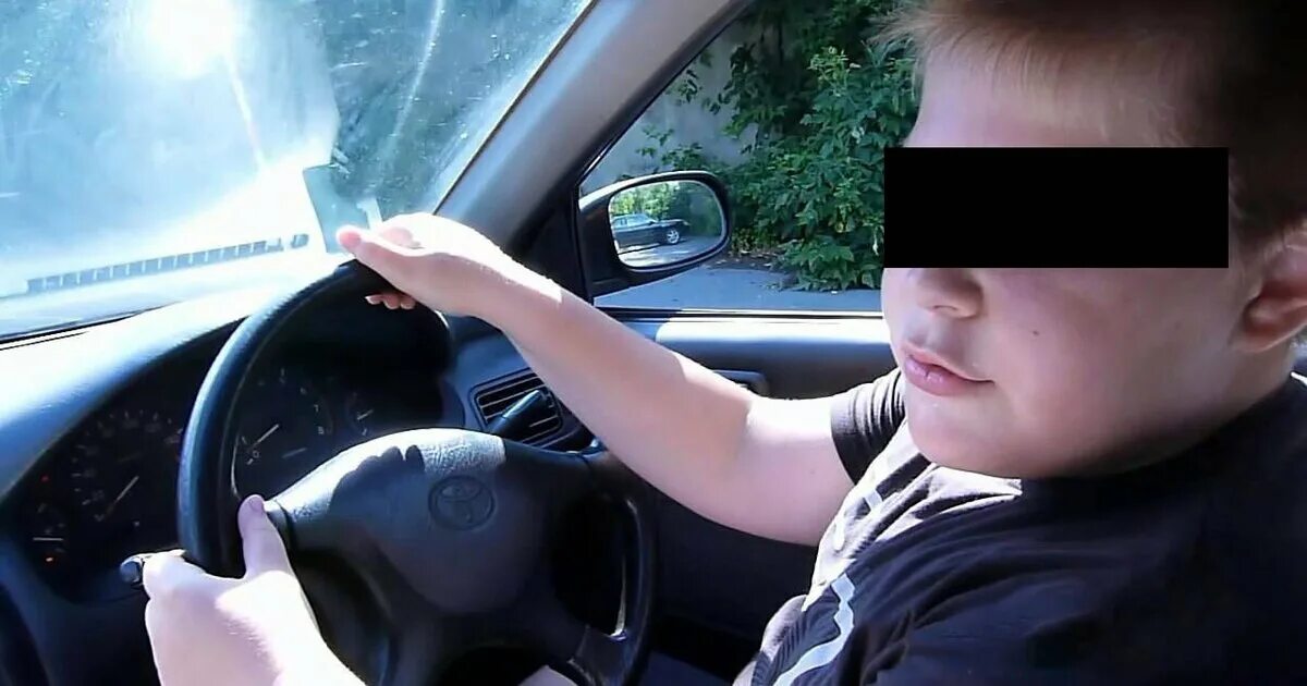 Дети с родителями идут в школу. Школьники. Ребенок за рулем. Первоклассник угнал. Грустный ученик.