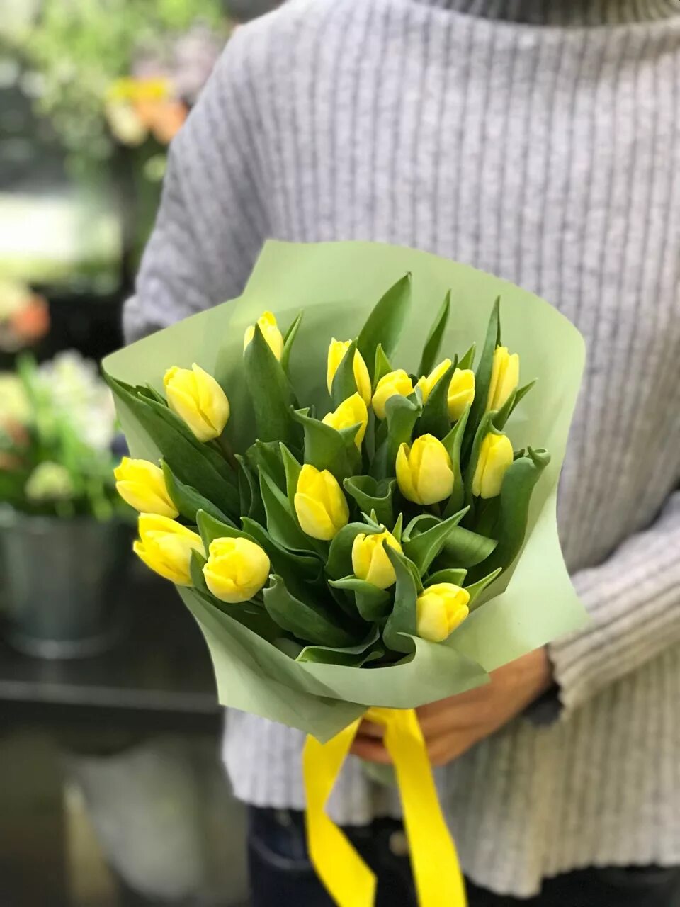стильная упаковка тюльпанов. букет тюльпаны крафт 75шт. тюльпаны оформление. букет 15 желтых тюльпанов. необычные букеты из тюльпанов.