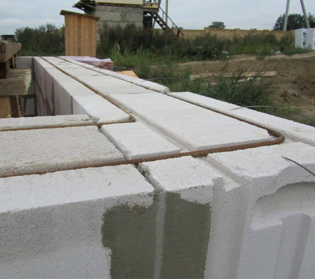 Схема армирования кладки газобетона. Газобетонные блоки стройка ytong. Дом из газобетона. Можно ли использовать газобетон для. Дом из газобетона стройка.