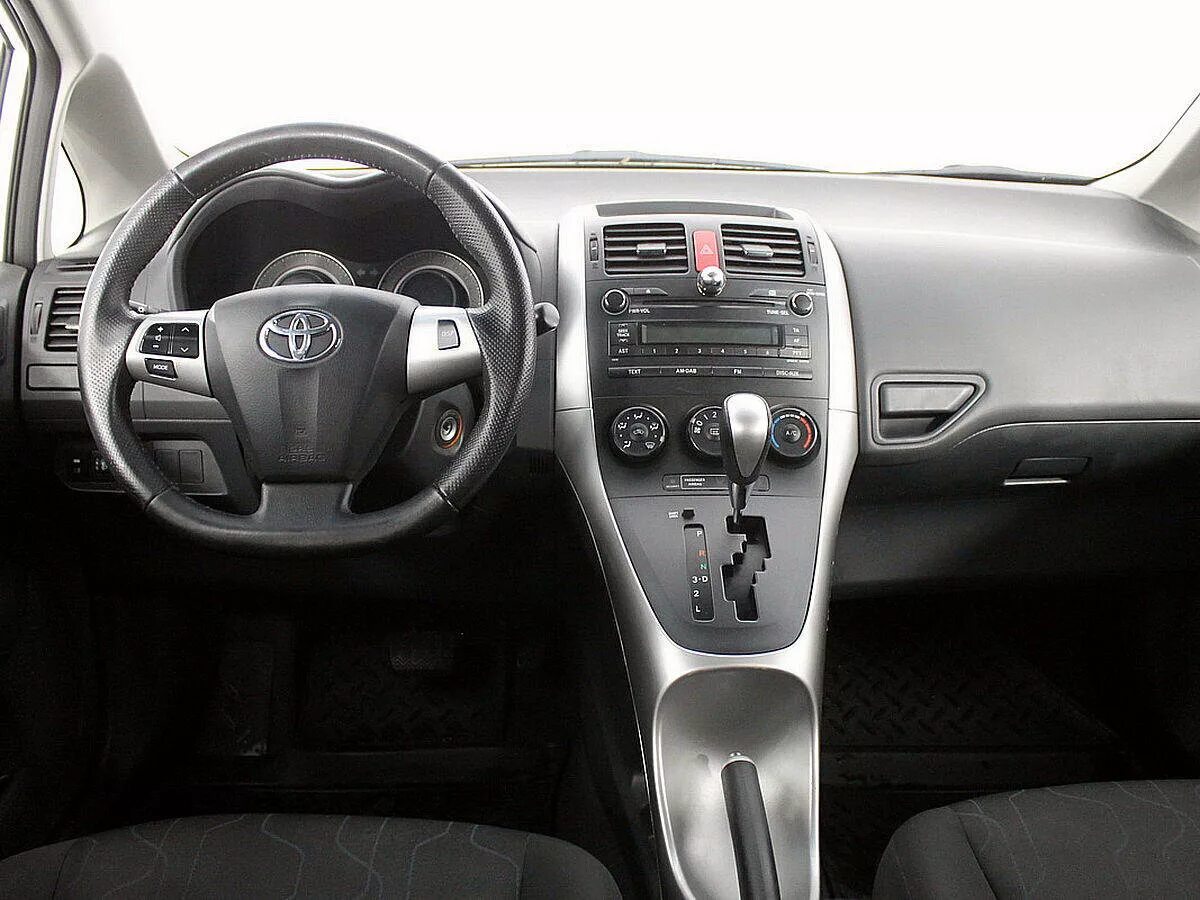 Toyota auris e150. Тойота аурис 2012. Toyota Auris 2010-2012. Тойота аурис 2012 салон. Тойота аурис 2012 Рестайлинг.