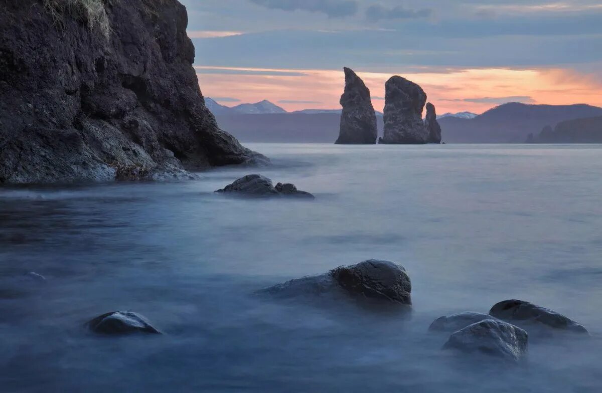 Достопримечательности камчатки скалы три брата. Петропавловск камчатский 3 брата скалы. Авачинская бухта и скалы три брата. Авачинская бухта три брата. Дальний восток авачинская бухта.
