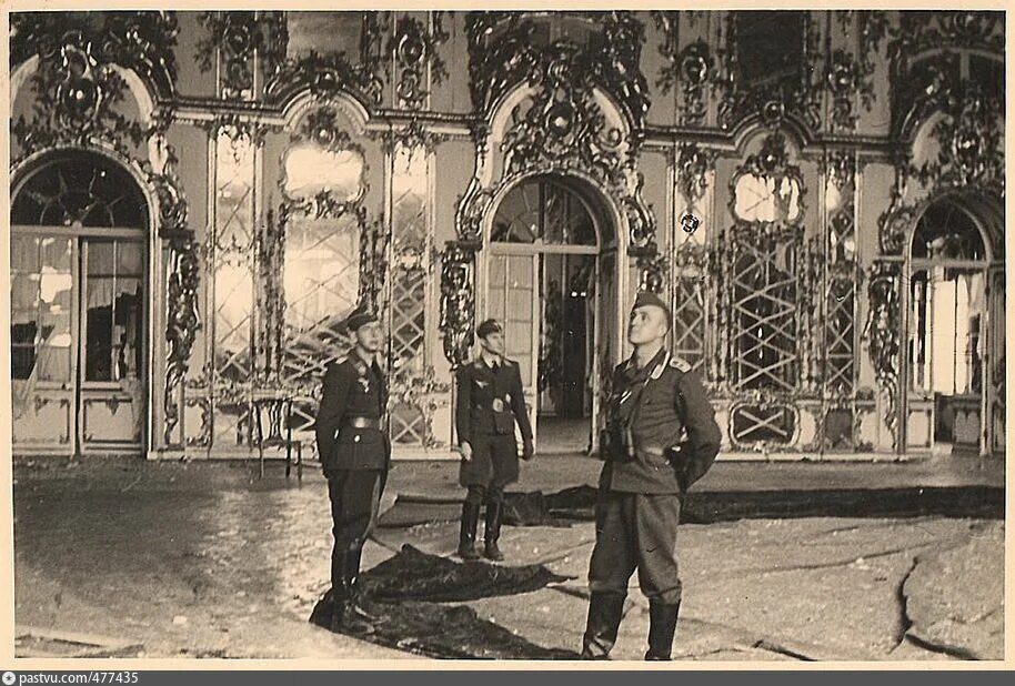 Как называлась комната которую немцы вывезли. Янтарная комната 1941. янтарная комната 1945. екатерининский дворец 1941. янтарная комната замок кёнигсберг.
