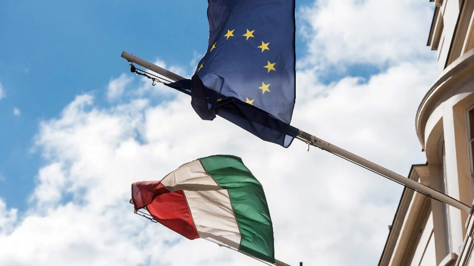 Европейский Союз Венгрия. Флаг Венгрии и ЕС. Венгрия против ЕС. Евросоюз против Венгрии.