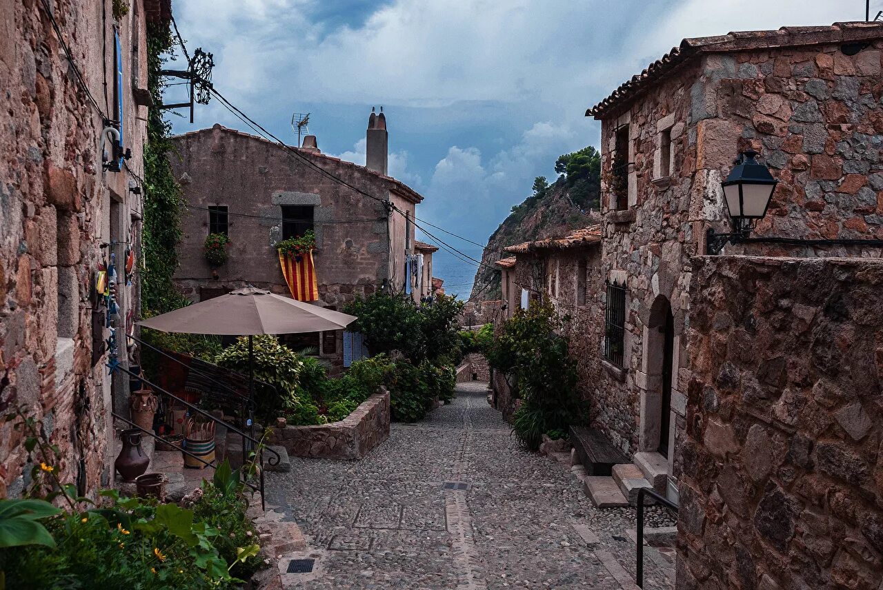 5 самых старых городов. вальдемосса майорка. столица сан-марино достопримечательности. узкие улочки лондона средневековье. таллин старый город.