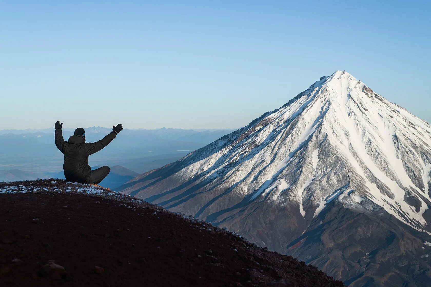 Кратер вулкана авачинская сопка. Авачинский вулкан восхождение. Тропа на авачинский вулкан. Вулканы камчатки вилючинский вулкан. Подняться на вулкан.