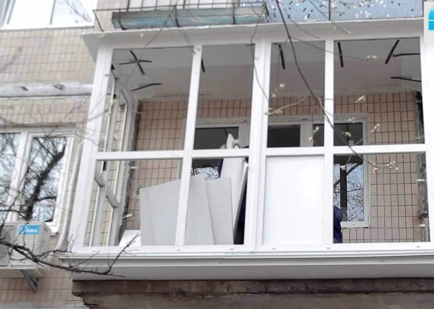 Французский пластиковый балкон. Металлический каркас балкона. Остекление балкона в хрущевке. Пластиковый балкон с выносом.