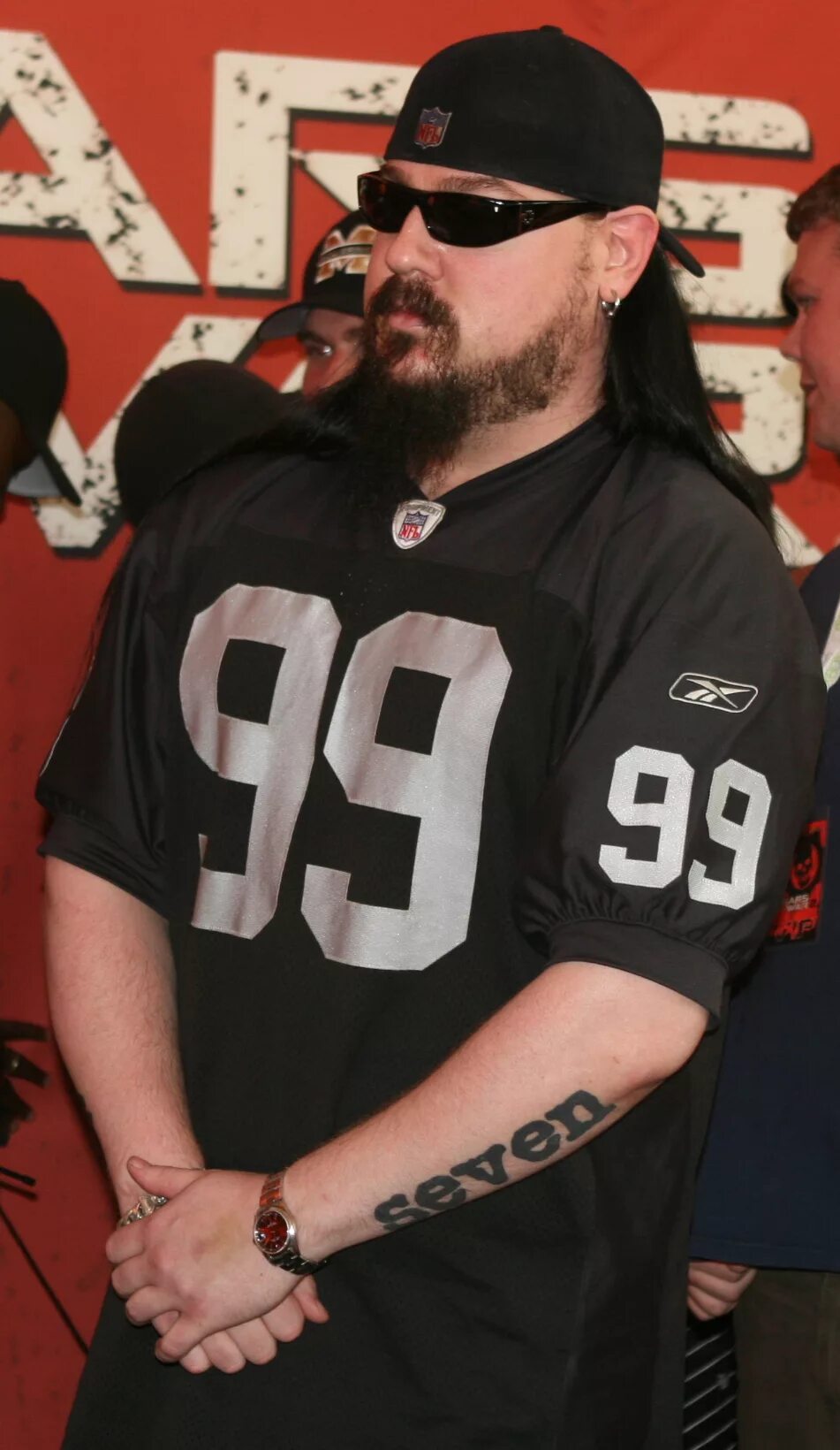 Мик томсон без маски. Ник томсон слипкнот без маски. Ник томсон слипкнот без маски. Мик томпсон без маски. Басист слипкнот без маски.