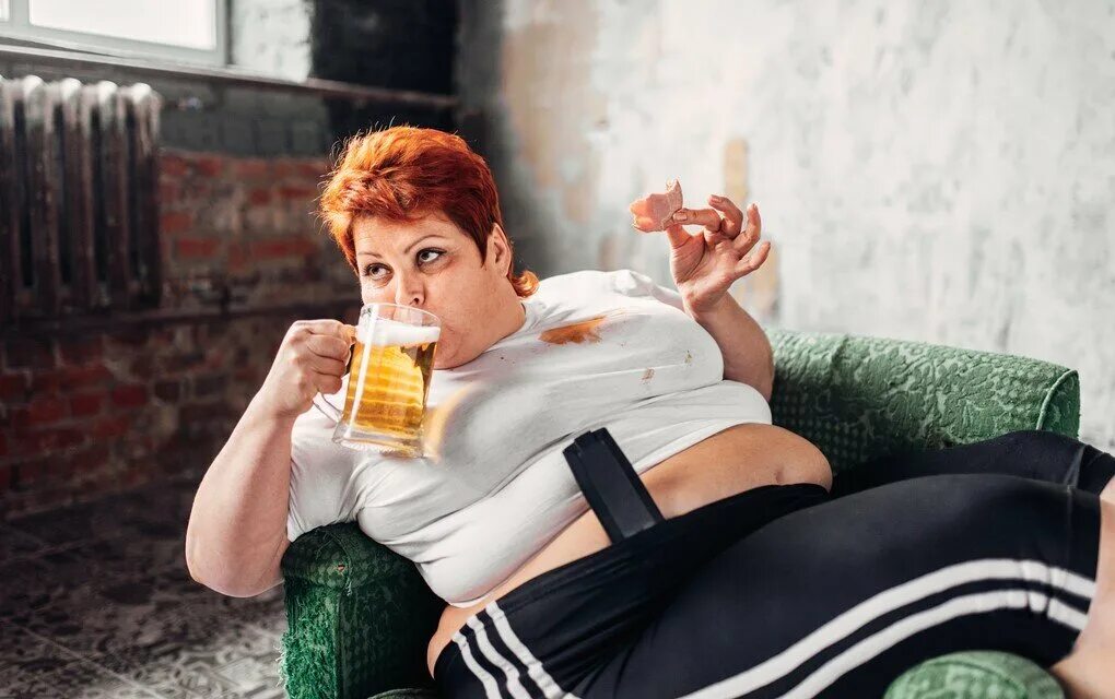 Женщргв с пиаом на Ливане. Женщина на диване с пивом. Толстая дает мужу