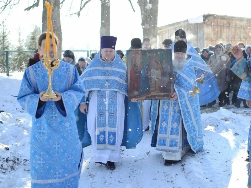 Какое облачение на сретение. Облачение священника к празднику сретение господне. храм сретения господня (кучка). храм в кучках марий эл. сретение господне служба.