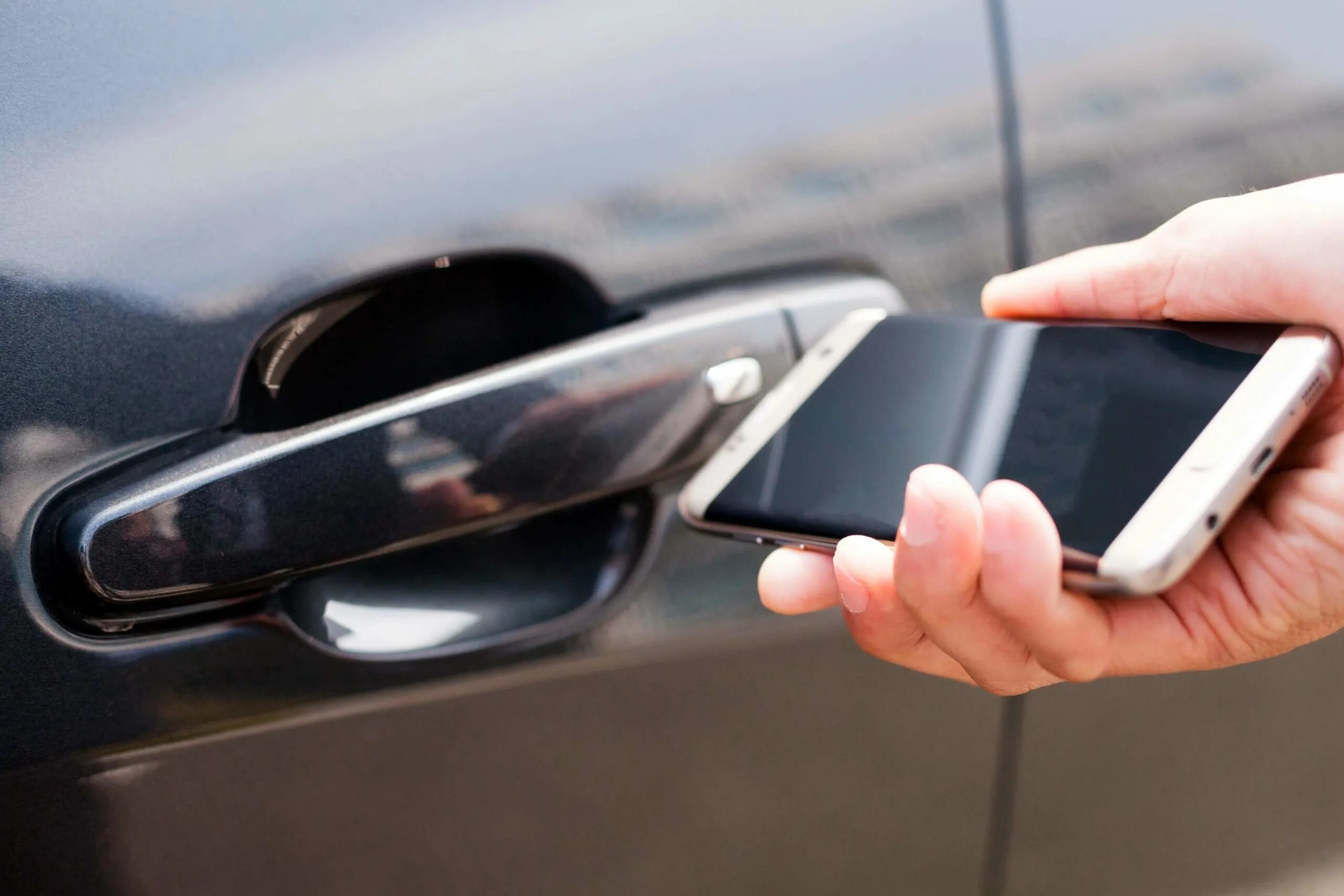 Использование телефона в качестве. Система доступа в автомобиль NFC. NFC В скрытых дверных ручках автомобилей. Открытие двери с помощью смартфона. NFC В мерседесе.