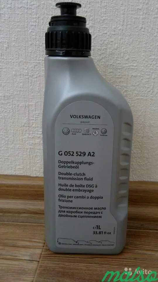 Масло для ауди q5. Оригинальное масло ауди 5w-40. Меняет масло audi. G 052 527 a2. Масло трансмиссионное ауди q5.