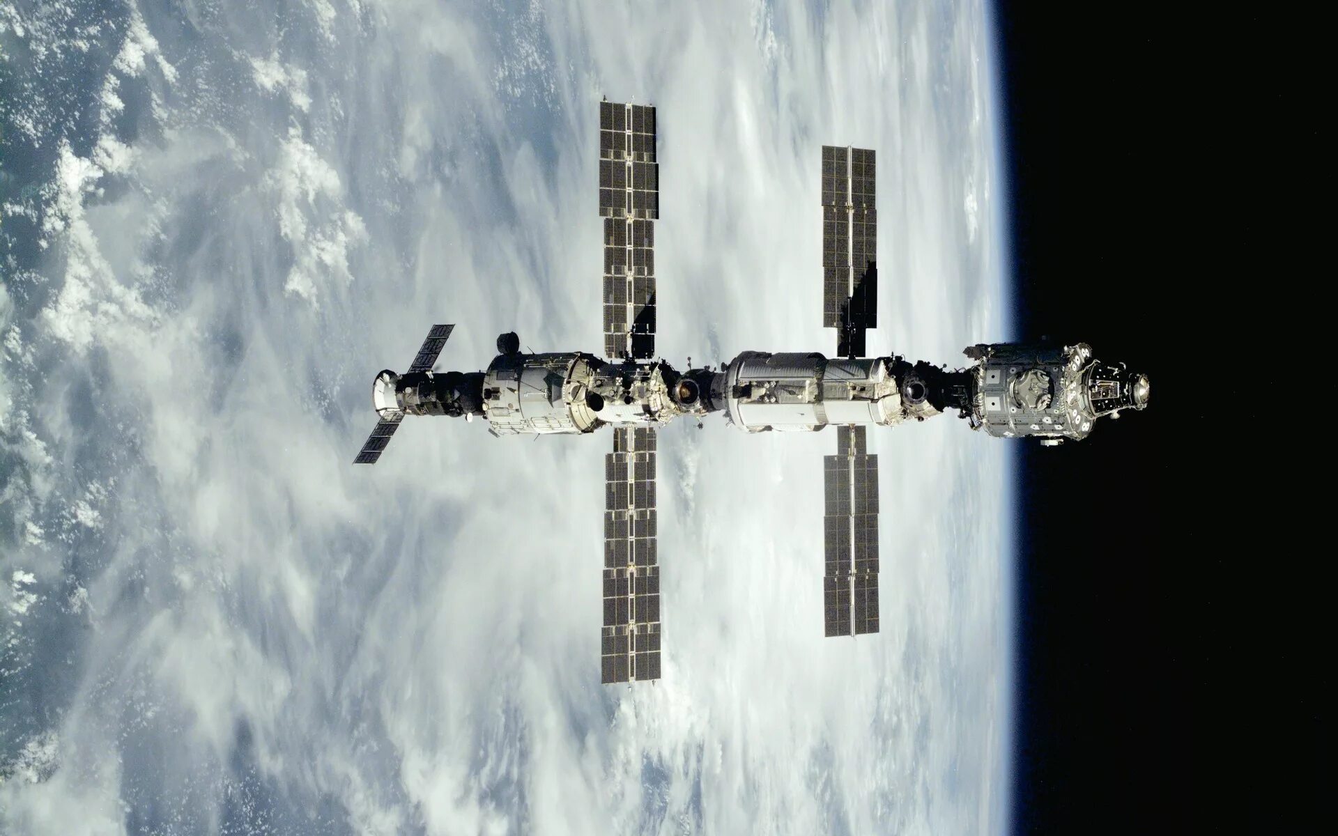 Первая космическая станция на орбите. Международная Космическая станция МКС. Станция мир и МКС. Космическая орбитальная станция МКС. МКС 2001.