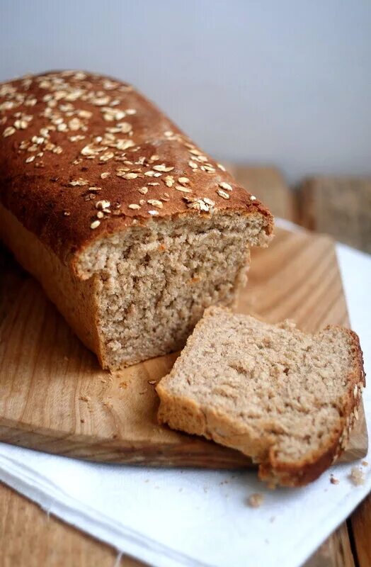 хлеб екатерининский бездрожжевой. хлеб из овсяных хлопьев. хлеб с овсяной мукой. хлеб домашний овсяной. финский овсяный хлеб.