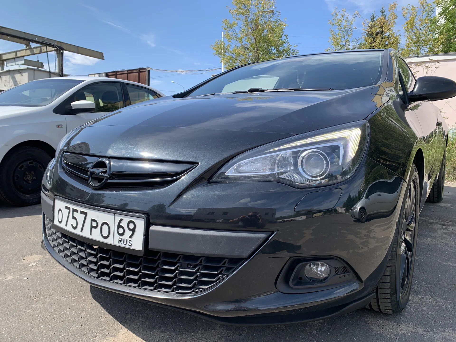 Opel astra gtc антихром. Опель инсигния рестайлинг. Решетка радиатора opel astra h gtc. Антихром opel astra h gtc. Опель антихром.
