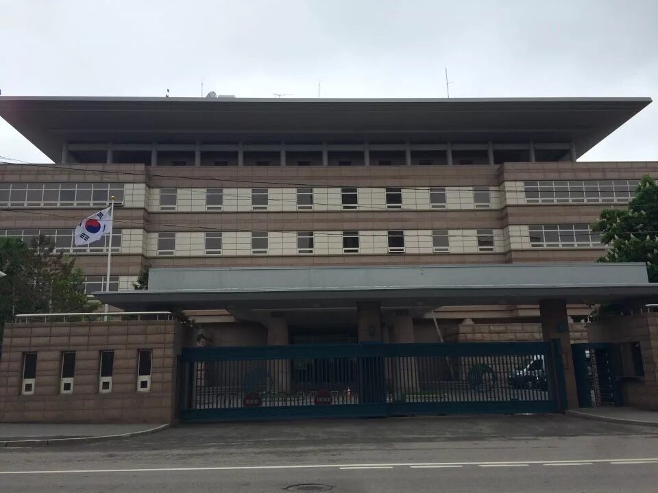 Посольство рф в южной корее. Корейское посольство в москве. Посольство кореи в москве. Посольство россии в южной корее здание. Консульство южной кореи в москве.