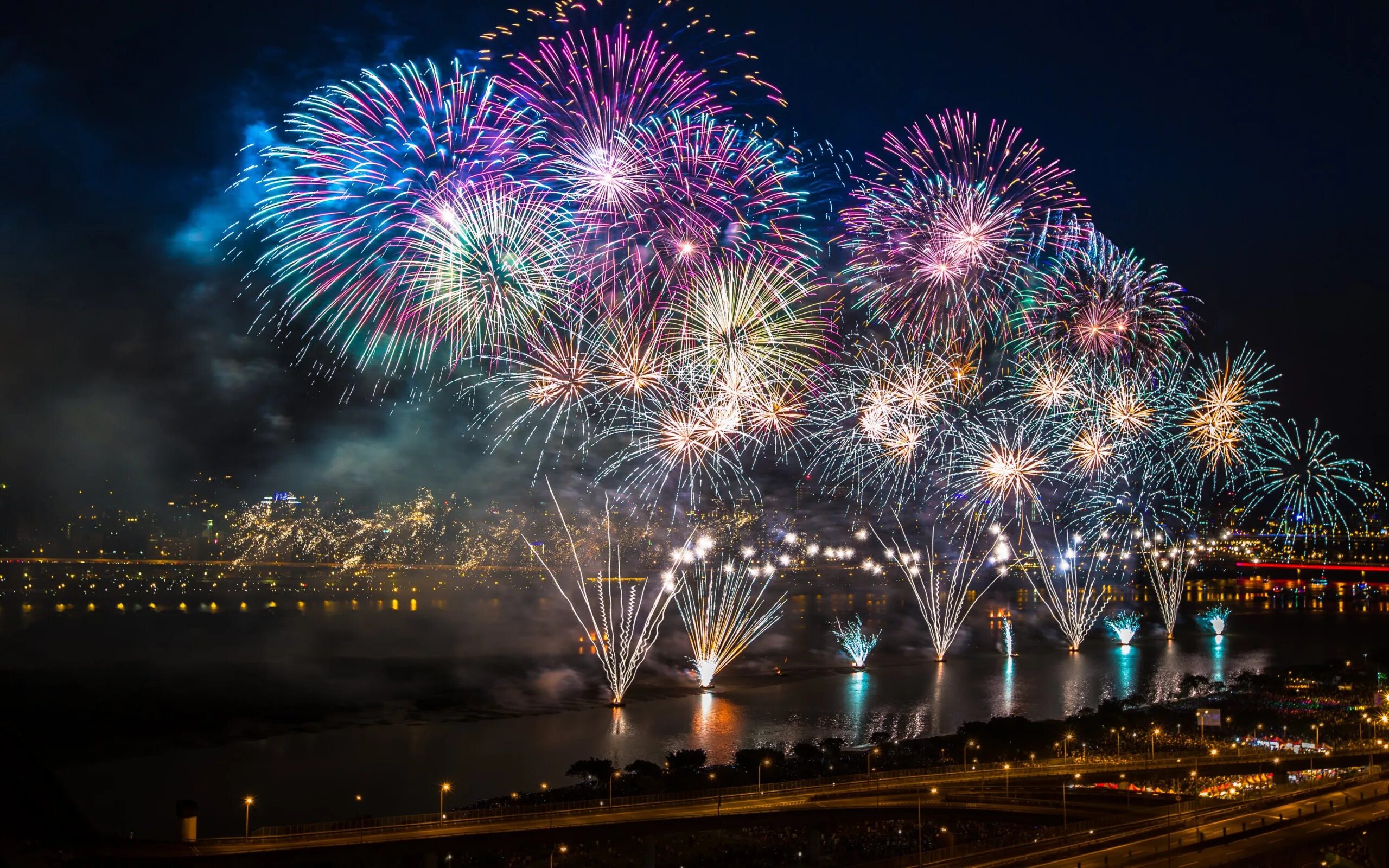 New years festival. Красивый фейерверк. Новогодний фейерверк. Праздничный салют. Красивый праздничный салют.