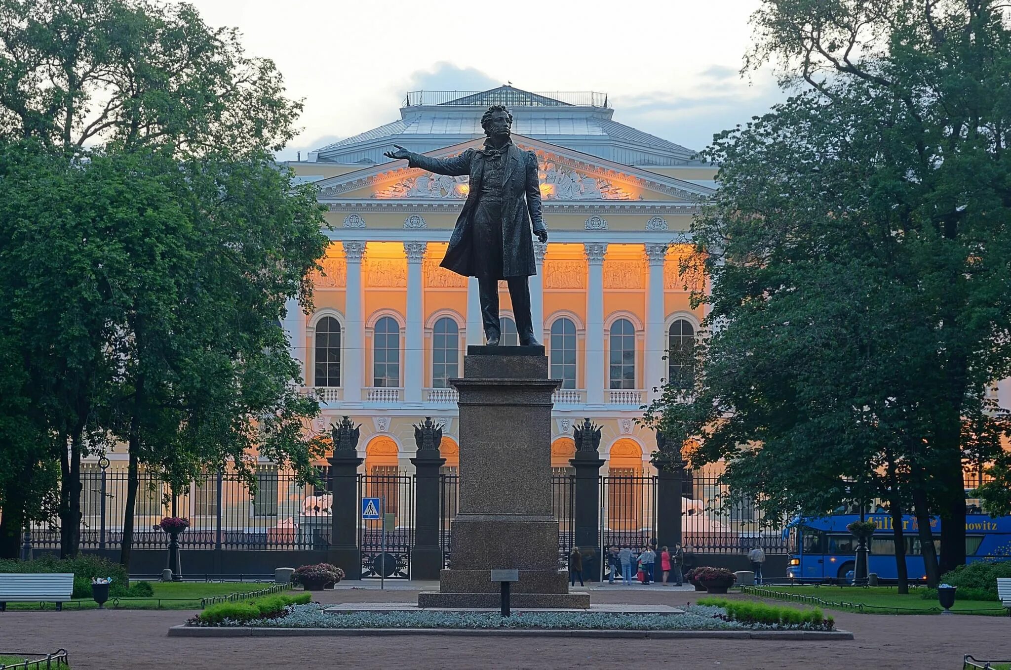 Пушкин жил в санкт петербурге. Памятник Пушкина в Санкт-Петербурге. Памятник Пушкина в Санкт-Петербурге русский музей. Памятник а. с. Пушкину (Санкт-Петербург, площадь искусств). Памятник Пушкину у русского музея.