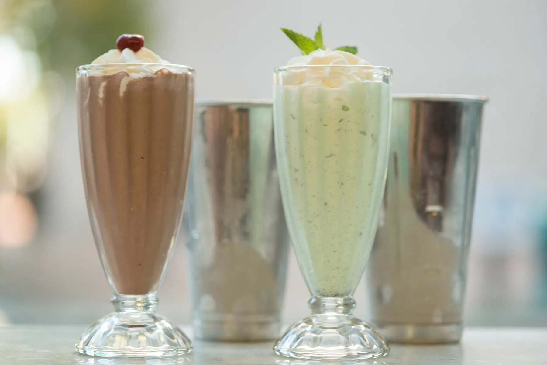 Milky shake. Коктейль клубничный милкшейк. Коктейль милк шейк молочный. Коктейль клубничный милкшейк. Милк шейк коктейль эстетика.